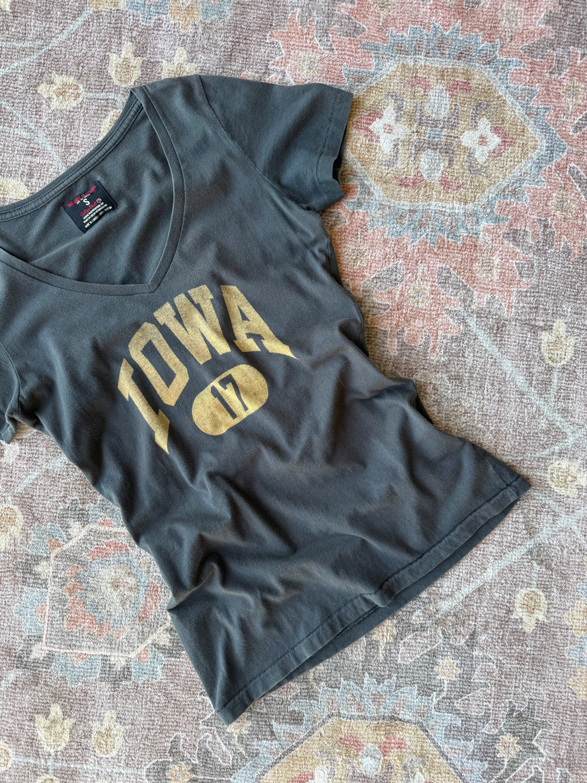 Iowa Vneck Tee - S