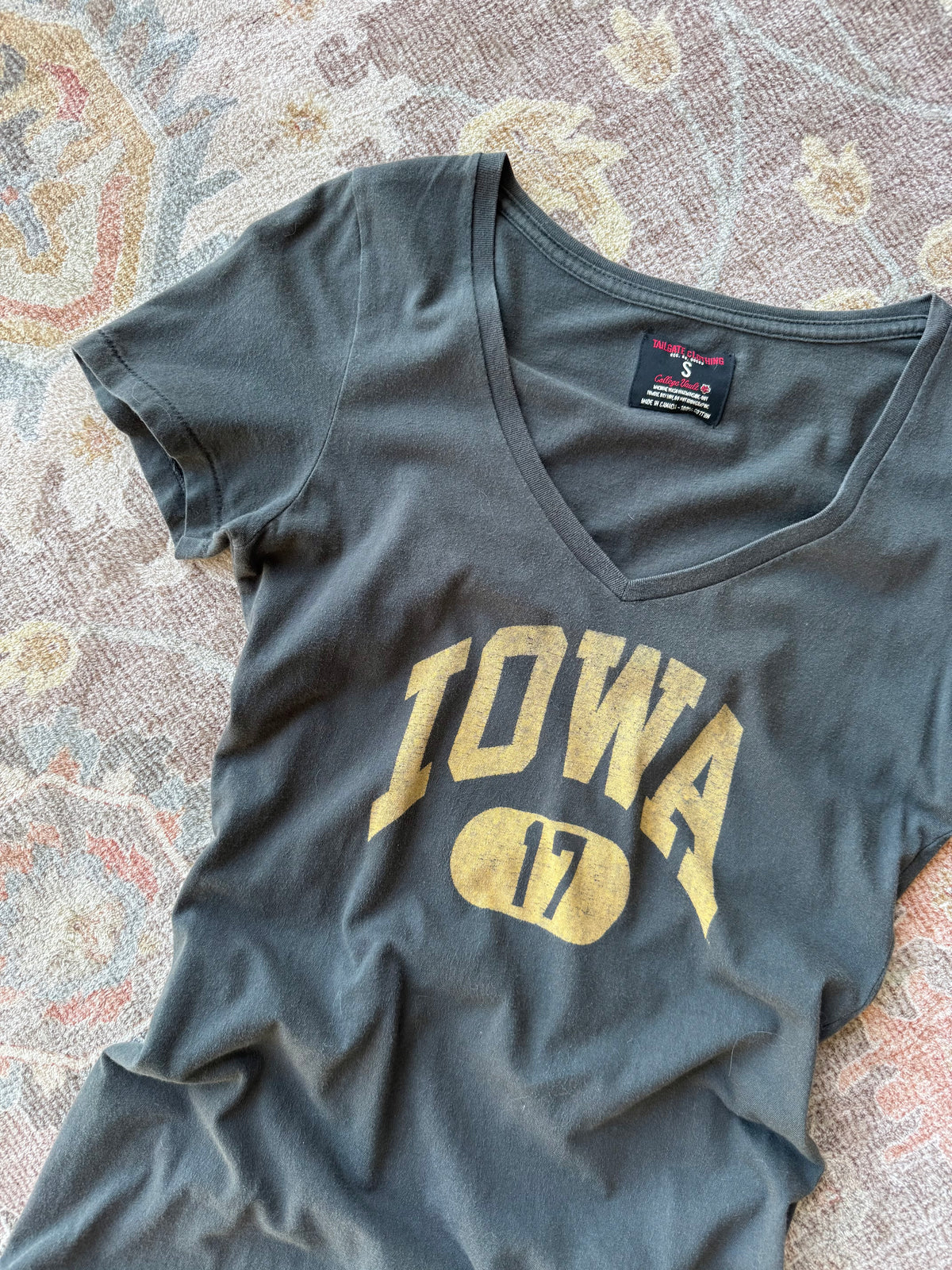 Iowa Vneck Tee - S